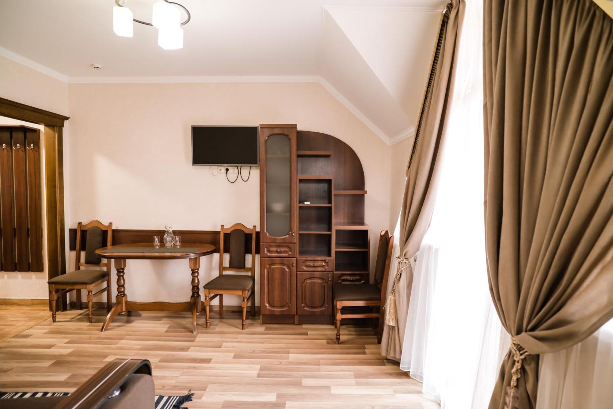 Hotel Вікторія Polyana  Esterno foto